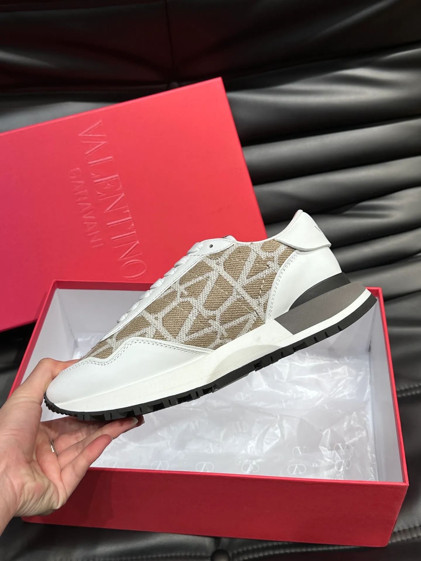 P540💰 Product trademark: VALENTINO "Valentino" Regular size: 38-44 [45 customized] Product materials: Warren men's casual sports shoes, made of multi-material splicing, calf leather stitched with suede cowhide, fabric mesh upper, fabric tongue decorated with brand badge, rubber rivet decorative details on the heel, rivet rubber outsole, non-slip, wear-resistant and shock-absorbing, pure cotton inner foot pad, comfortable and breathable, comes with original box packaging bag!